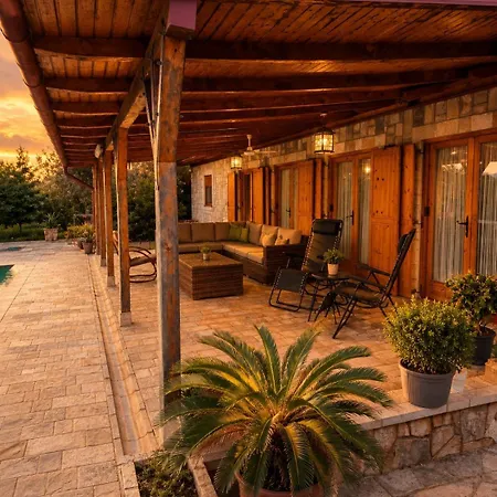 别墅 Private Pool Villa, Olive Grove & Big Yard 波德戈里察
