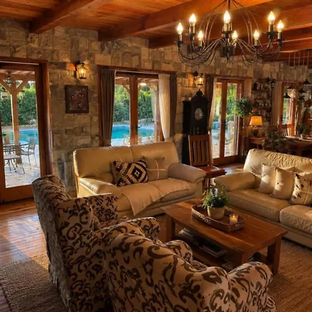 别墅 Private Pool Villa, Olive Grove & Big Yard *